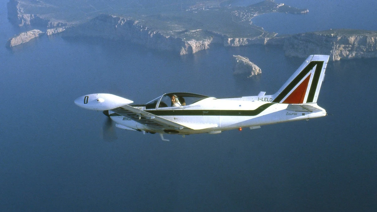 Foto schema e livrea ufficiale del modello di aereo Aermacchi SF-260
