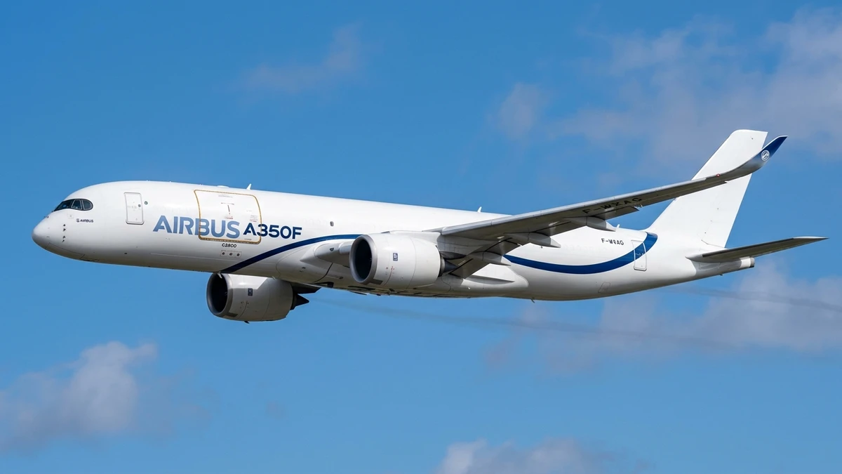 Foto schema e livrea ufficiale del modello di aereo Airbus A350F