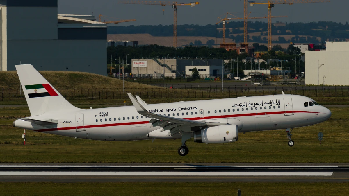 Foto schema e livrea ufficiale del modello di aereo Airbus ACJ320