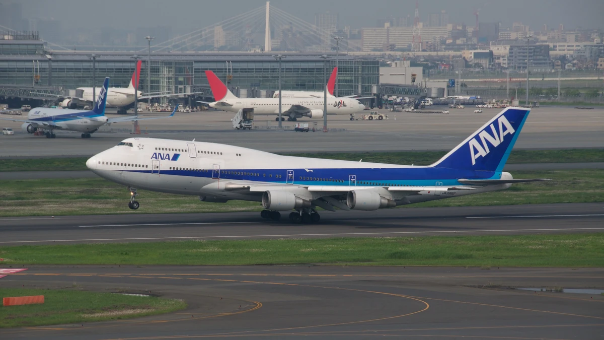 Foto schema e livrea ufficiale del modello di aereo Boeing 747-400D
