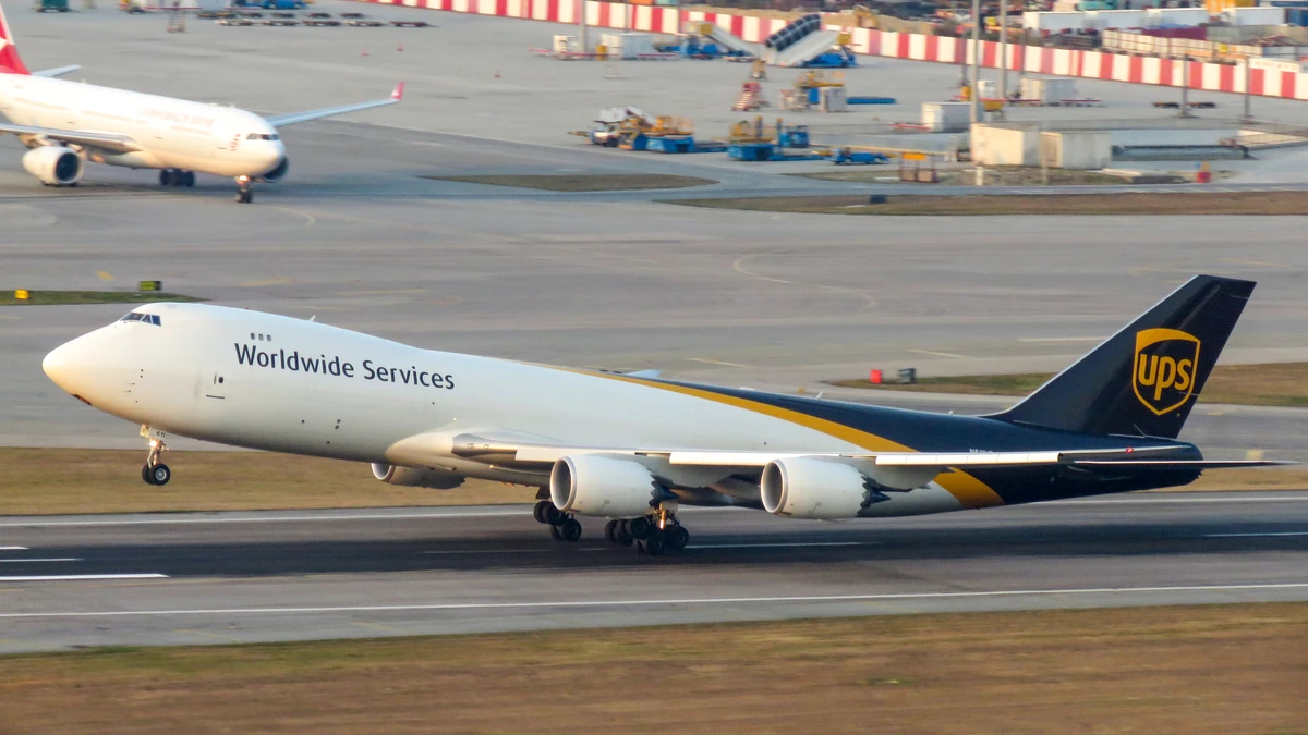 Foto schema e livrea ufficiale del modello di aereo Boeing 747-8F