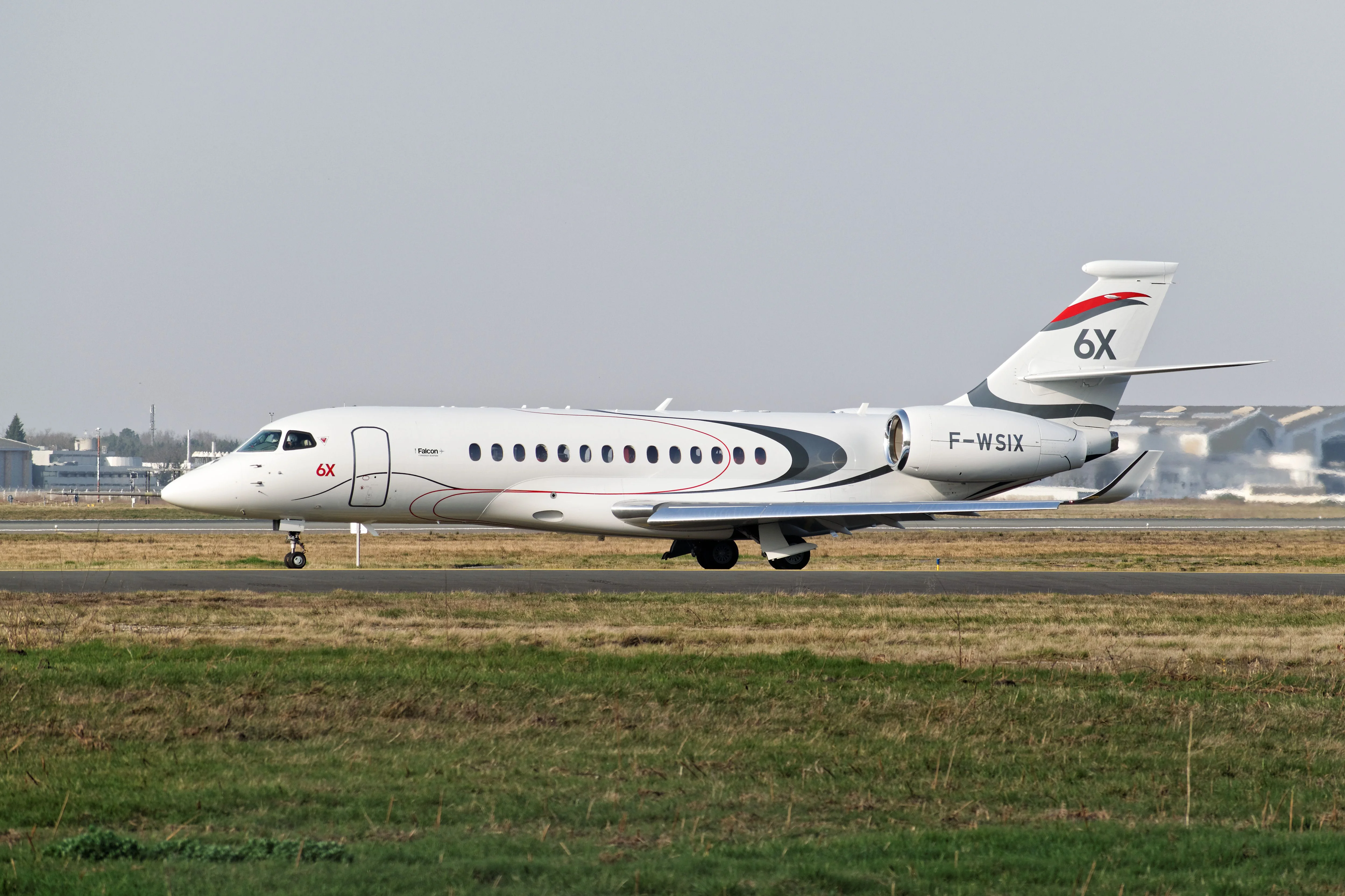 Foto schema e livrea ufficiale del modello di aereo Dassault Falcon 6X