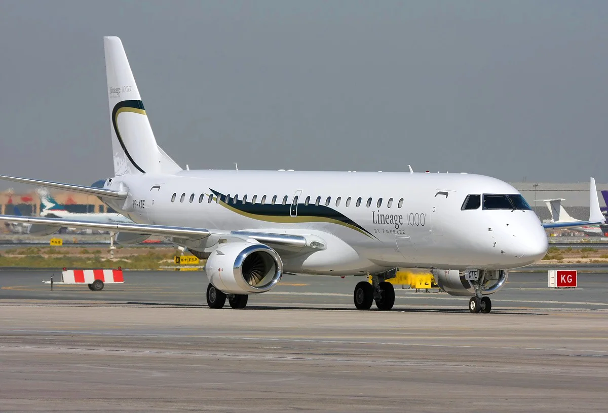 Foto schema e livrea ufficiale del modello di aereo Embraer Lineage 1000