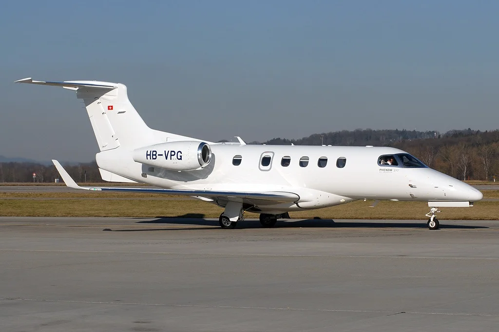 Foto schema e livrea ufficiale del modello di aereo Embraer Phenom 300