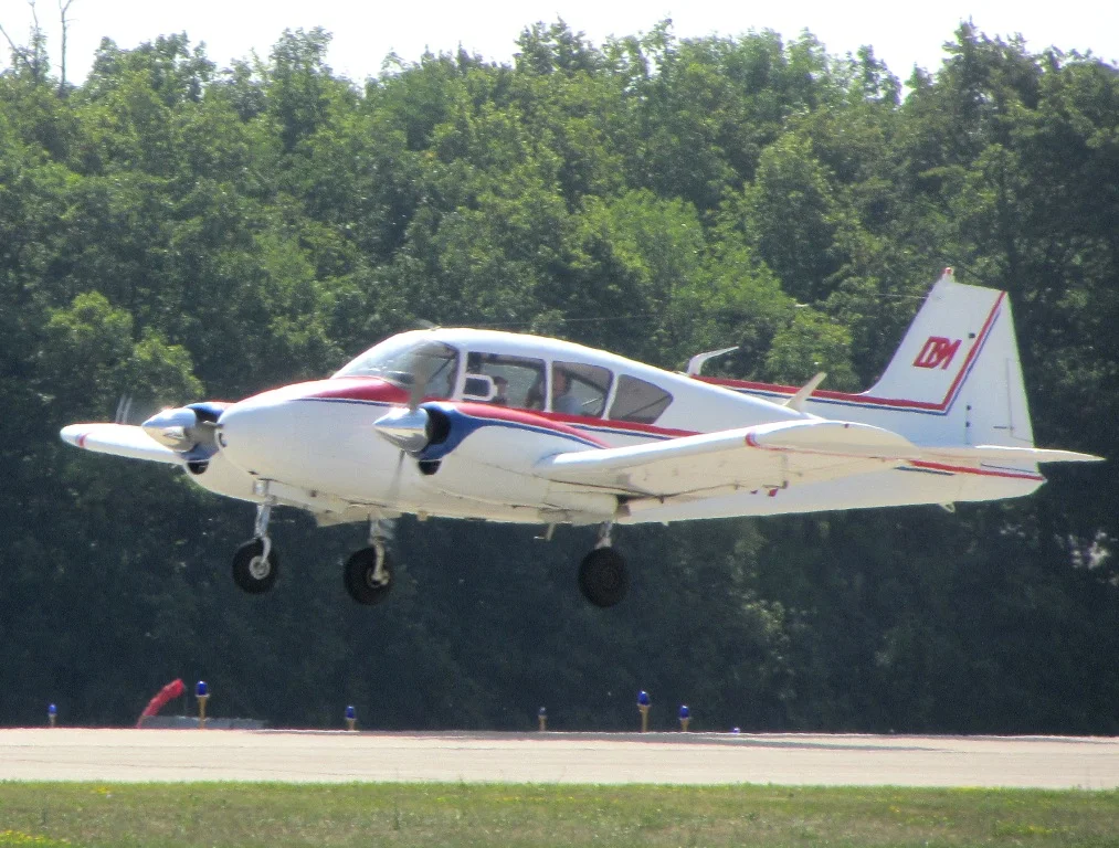 Foto schema e livrea ufficiale del modello di aereo Piper PA-23 Apache / Aztec