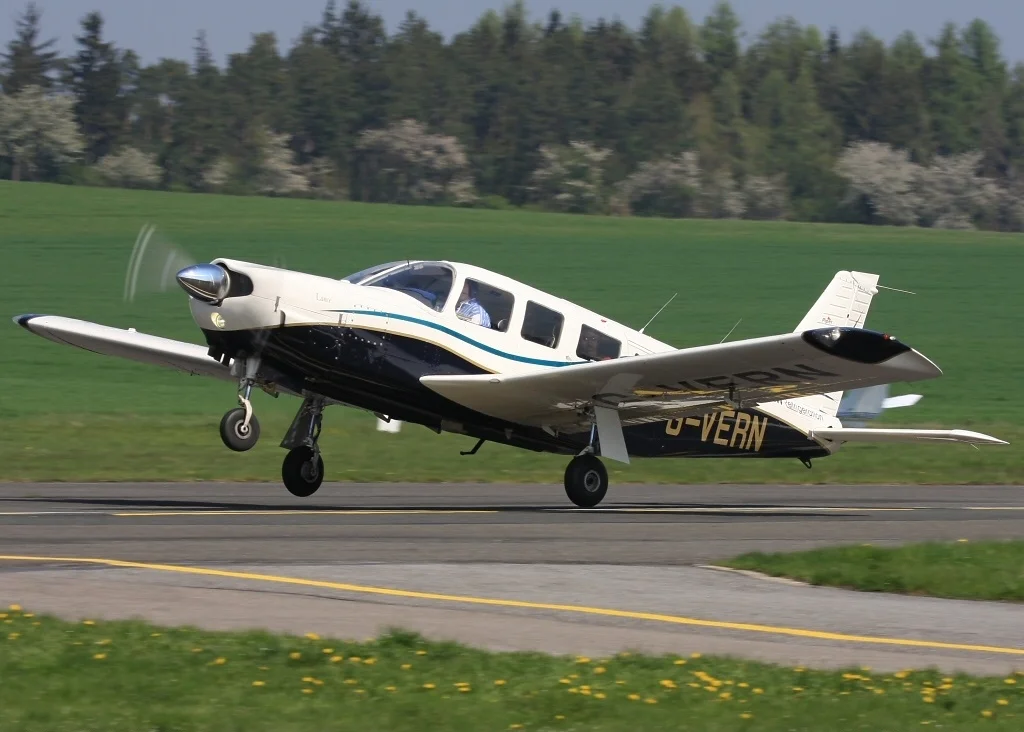 Foto schema e livrea ufficiale del modello di aereo Piper PA-32R