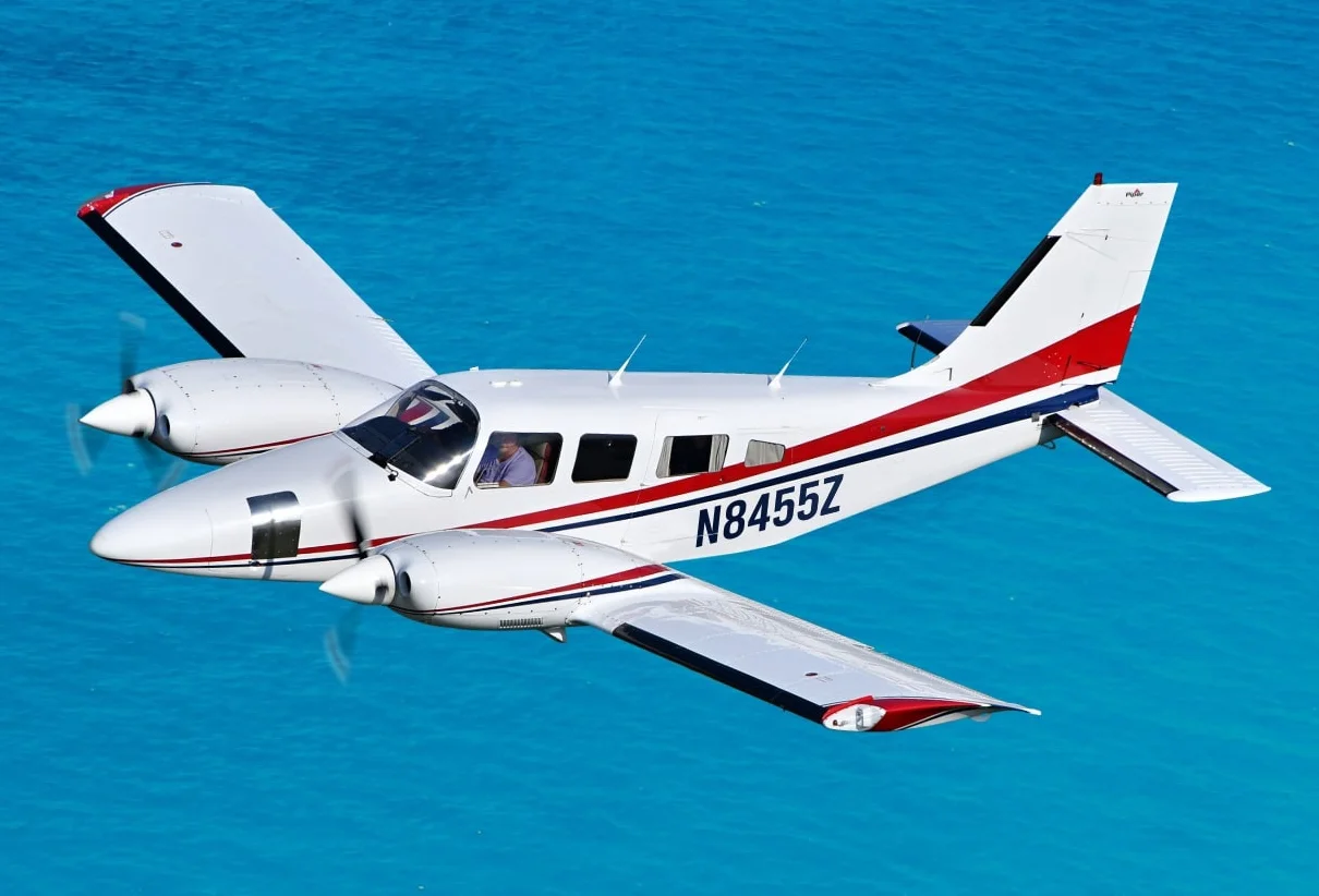 Foto schema e livrea ufficiale del modello di aereo Piper PA-34 Seneca