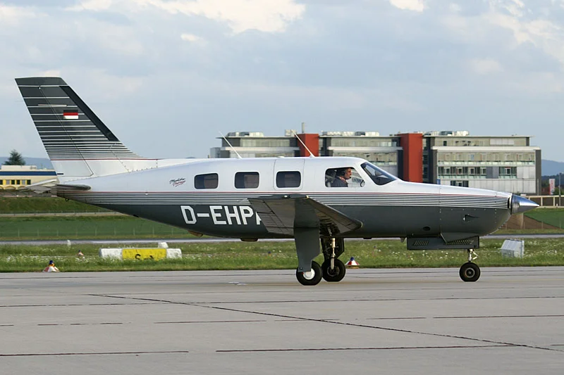 Foto schema e livrea ufficiale del modello di aereo Piper PA-46